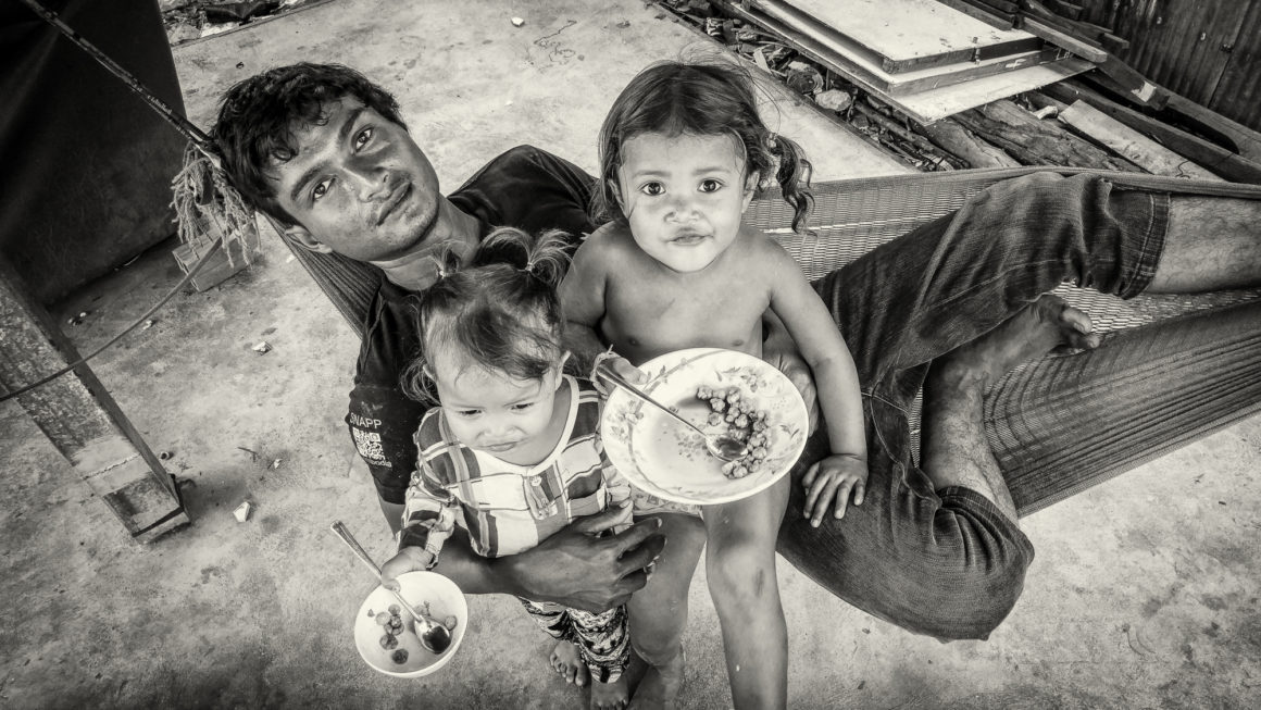 Cambodia poverty of father and child having some food - Klinkhamer©